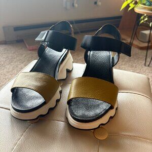 Sorel Women's Kinetic Sandals Size 8.5 honey/yellow/black